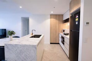 Microwave, oven, stovetop, dishwasher - Lv 53 Riverview Luxe Apt on QWR - Crown's Jewel City view with Parking (Brisbane City)