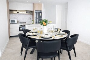 Dining - Lv 53 Riverview Luxe Apt on QWR - Crown's Jewel City view with Parking (Brisbane City)
