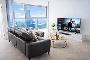 TV - Lv 53 Riverview Luxe Apt on QWR - Crown's Jewel City view with Parking (Brisbane City)