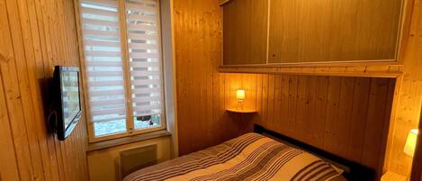 Apartamento | 1 dormitorio y tabla de planchar con plancha