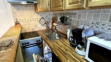 Apartment | Private kitchen | Cleaning supplies
