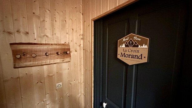 Una puerta de madera con un letrero que dice "Mont Dore La Croix Morand".
