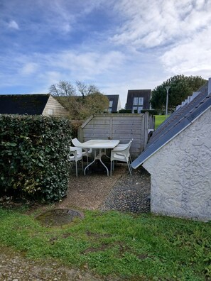 Apartment | Outdoor dining - Cozy Nook Near the Sandy Shore (Guidel)