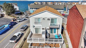 Ein zweistöckiges Haus mit Balkon, Garage und Auffahrt.