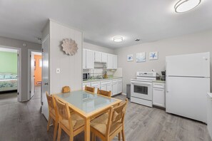Microwave, coffee/tea maker - Villas Six Close to the Boardwalk (Ocean City)
