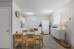 Dining - Villas Six Close to the Boardwalk (Ocean City)