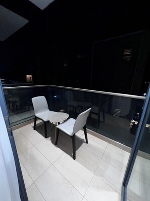 ลักซ์ชัวรี่อพาร์ทเมนท์, ระเบียง, วิวสวนหย่อม