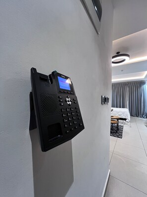 ลักซ์ชัวรี่อพาร์ทเมนท์, ระเบียง, วิวสวนหย่อม | โต๊ะทำงาน, พื้นที่ทำงานแบบใช้แล็ปท็อป, ห้องเก็บเสียง, เตารีด/โต๊ะรีดผ้า