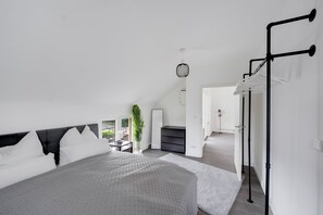 2 bedrooms, desk, iron/ironing board, WiFi - Design Apartment 95m² | A3 CGN & DUS| balcony (Leverkusen)