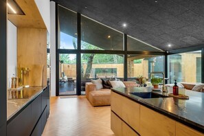 Unclassified image, 2 of 33, button