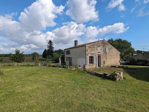 Exterior - Authentic Charentaise House (Saint-Germain-du-Seudre)