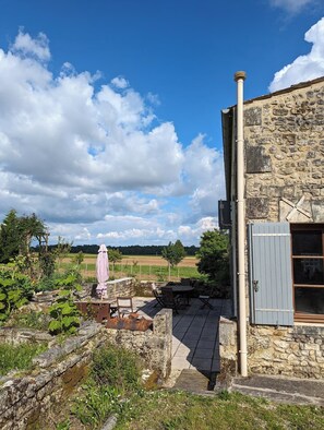 Outdoor dining - Authentic Charentaise House (Saint-Germain-du-Seudre)
