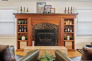 Interior - Backyard Vines on Olive - Spa, Walk to downtown Paso Roble! (Paso Robles)