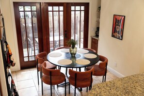 Dining - Backyard Vines on Olive - Spa, Walk to downtown Paso Roble! (Paso Robles)