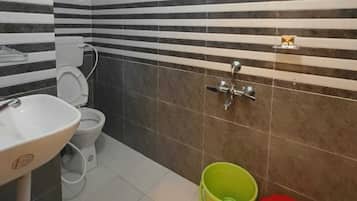 Phòng đôi phong cách cổ điển, quang cảnh thành phố | Phòng tắm | Đồ dùng nhà tắm miễn phí, khăn tắm, xà phòng, dầu gội