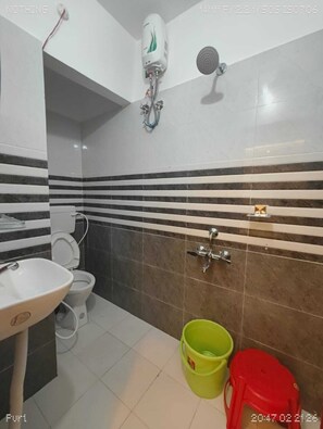 Habitación clásica doble, vistas a la ciudad | Baño | Artículos de higiene personal gratuitos, toallas, jabón y champú