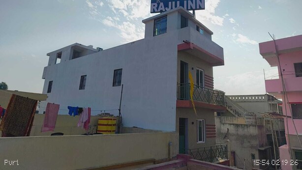 Un edificio con un letrero que dice "RAJULINN" en la parte superior.