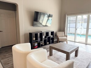 Smart TV, books - Fully Renovated and Modern Pool Home Near Disney. (Davenport)