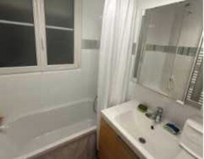 Apartment | Bathroom - Modern 1bdr apt Near Moulin Rouge / Montmartre (Paris)