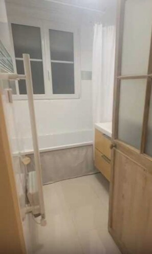Apartment | Bathroom - Modern 1bdr apt Near Moulin Rouge / Montmartre (Paris)