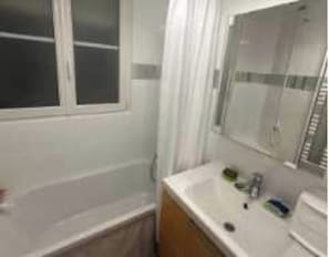 Bathtub, hair dryer, towels, shampoo - Modern 1bdr apt Near Moulin Rouge / Montmartre (Paris)