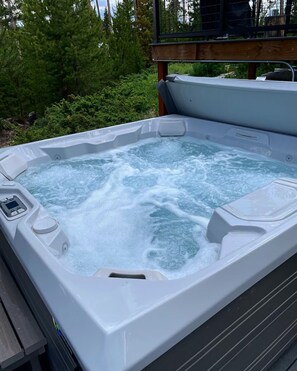Outdoor spa tub - Cozy modern cabin w/ large deck & Hot Tub (Grand Lake)