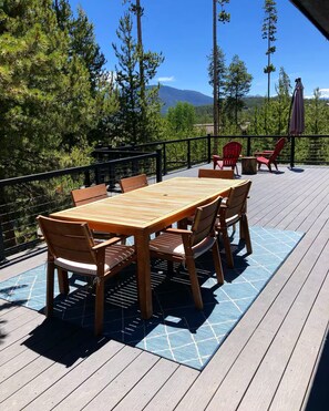 Outdoor dining - Cozy modern cabin w/ large deck & Hot Tub (Grand Lake)