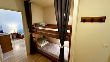 Apartamento | 2 dormitorios y tabla de planchar con plancha