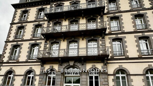 A historic building with multiple balconies and a sign reading "LES BRITANNIQUES." - So' Amandine - La Bourboule (La Bourboule)