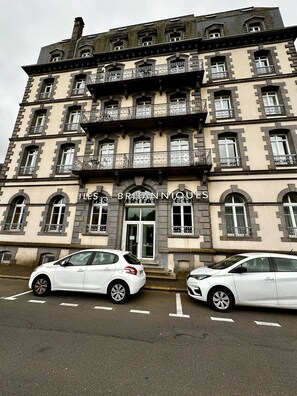 A historic building with multiple balconies and a sign reading "LES BRITANNIQUES." - So' Amandine - La Bourboule (La Bourboule)