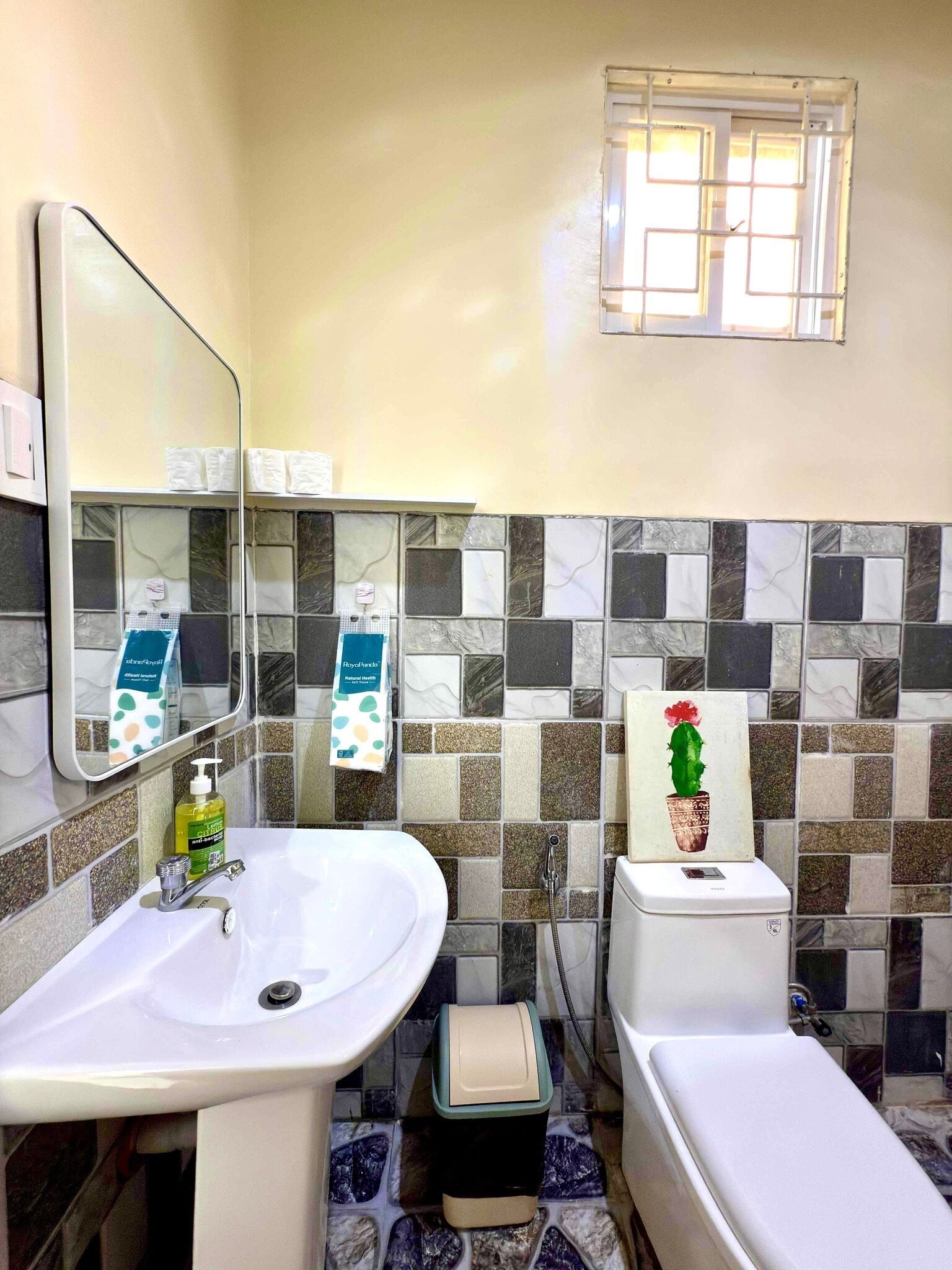 Douche, sèche-cheveux, bidet, serviettes fournies