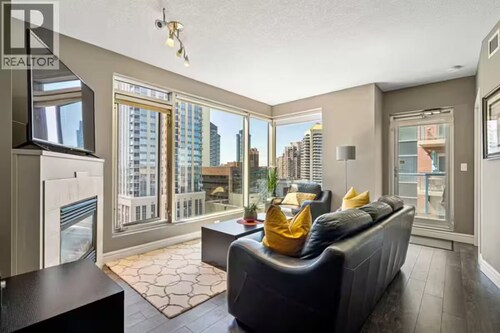Stunning DT Views, 1BR Downtown, sunny and bright.Close to the river