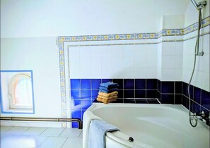 Serviettes fournies, papier toilette