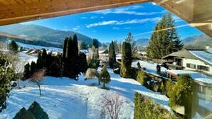 A snowy landscape with a view of houses and mountains. - Modern loft for 6 with mountain views | Bad Ischl (Bad Ischl)