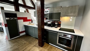 A modern kitchen with a built-in oven, a coffee machine, and a toaster. - Les Etrangers 402 - La Bourboule (La Bourboule)