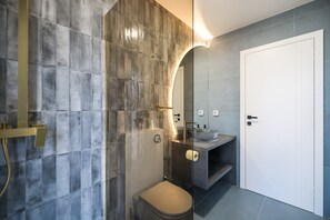Ein modernes Badezimmer mit Dusche, Toilette und Waschbecken.