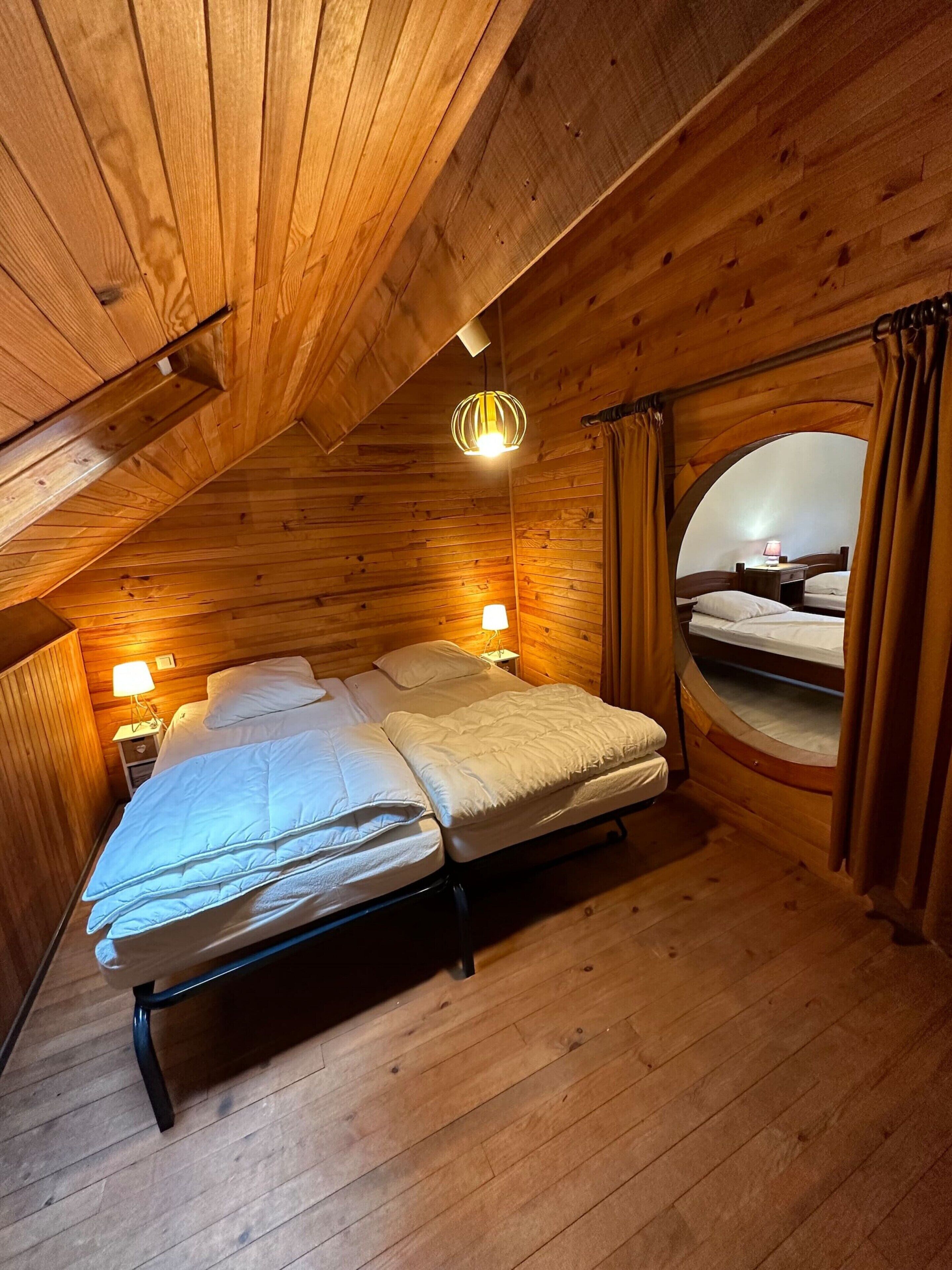 5 bedrooms, laptop workspace, iron/ironing board