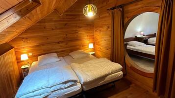 5 bedrooms, laptop workspace, iron/ironing board