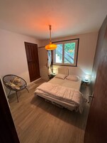 5 habitaciones y espacio para trabajar con laptop 