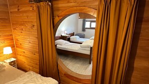 A wooden cabin room with a bed, a nightstand, and a window. - Villa Janchrisma - Montdore - 11pers (Mont-Dore)