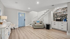 Ein modernes Interieur mit Treppe, einer Couch und einer Küchenzeile.