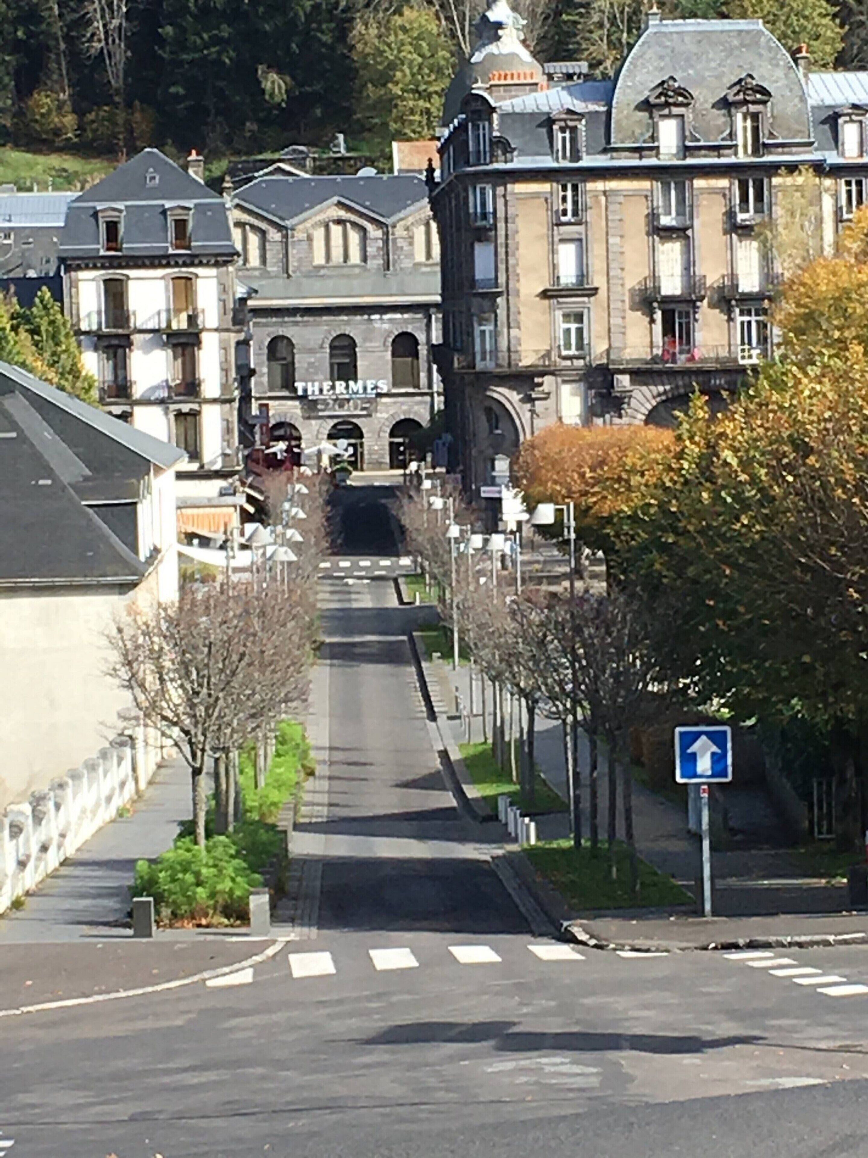 A street leading to a building with a sign reading "THERMES".