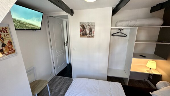 2 habitaciones y tabla de planchar con plancha