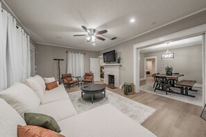 Living area - Walk To TCU -2 King Beds-Sleeps 6-As Close As You Can Get (Fort Worth)