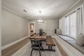 Dining - Walk To TCU -2 King Beds-Sleeps 6-As Close As You Can Get (Fort Worth)
