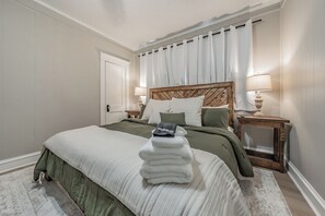 2 bedrooms, iron/ironing board, WiFi, bed sheets - Walk To TCU -2 King Beds-Sleeps 6-As Close As You Can Get (Fort Worth)