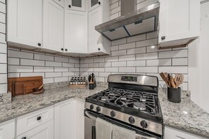 Private kitchen - Walk To TCU -2 King Beds-Sleeps 6-As Close As You Can Get (Fort Worth)