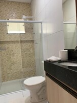 Ducha, artículos de tocador gratuitos, toallas, papel higiénico