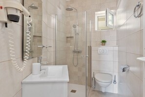 Dusche, Haartrockner, Handtücher