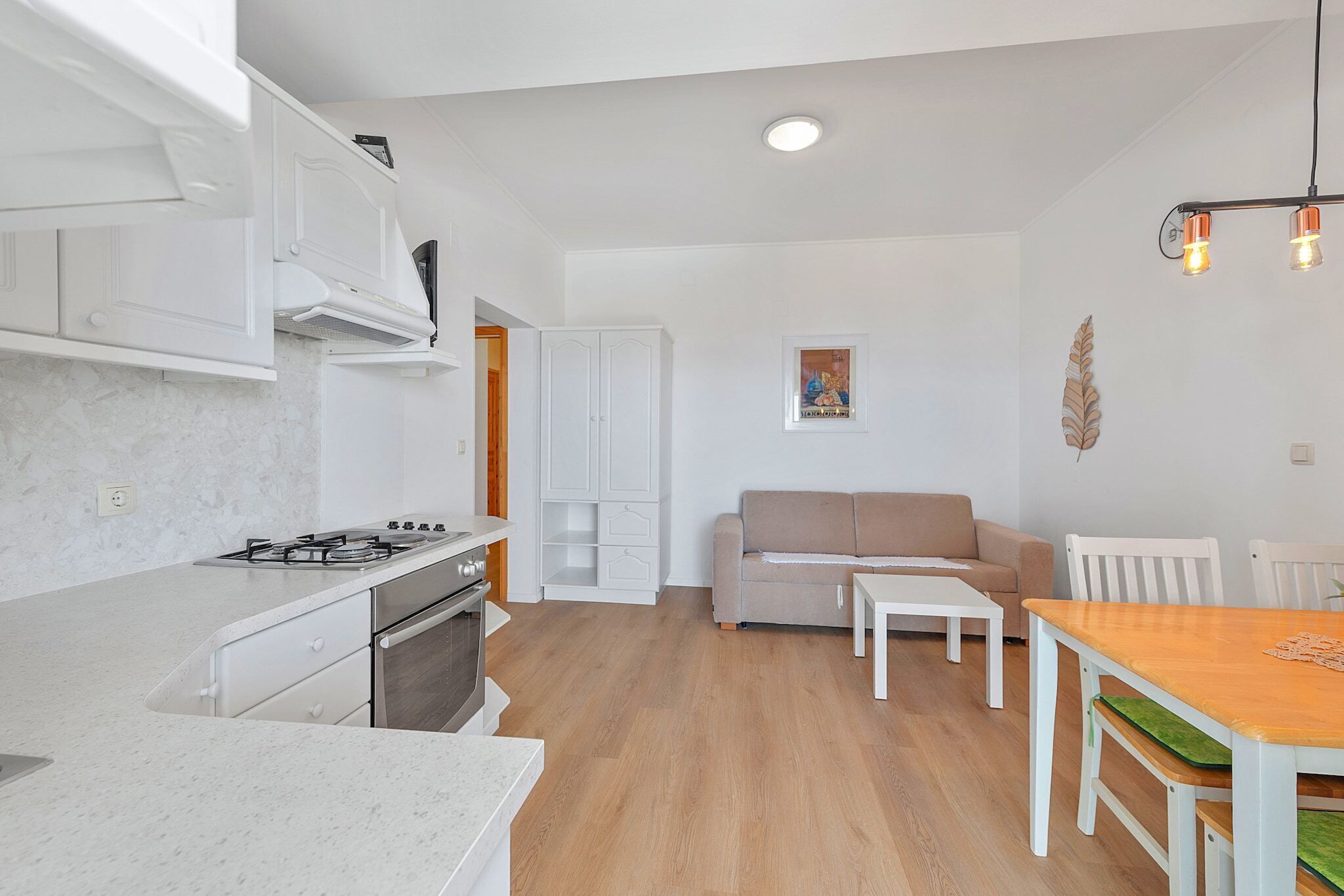Coffee/tea maker, fridge, oven, stovetop